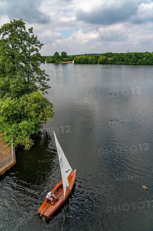 The Sechs-Seen-Platte, a local recreation area in the south of Duisburg, near the Wedau district, 6 former gravel pits, sailing boat on the Masurensee, North Rhine-Westphalia, Germany