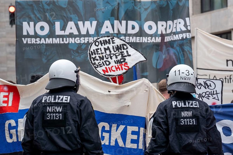 Police operation at a demonstration against the planned assembly law in North Rhine-Westphalia, in Düsseldorf, various left-wing groups and football fans, Ultras, from Fortuna Düsseldorf and 1.FC Köln, protest, North Rhine-Westphalia, Germany