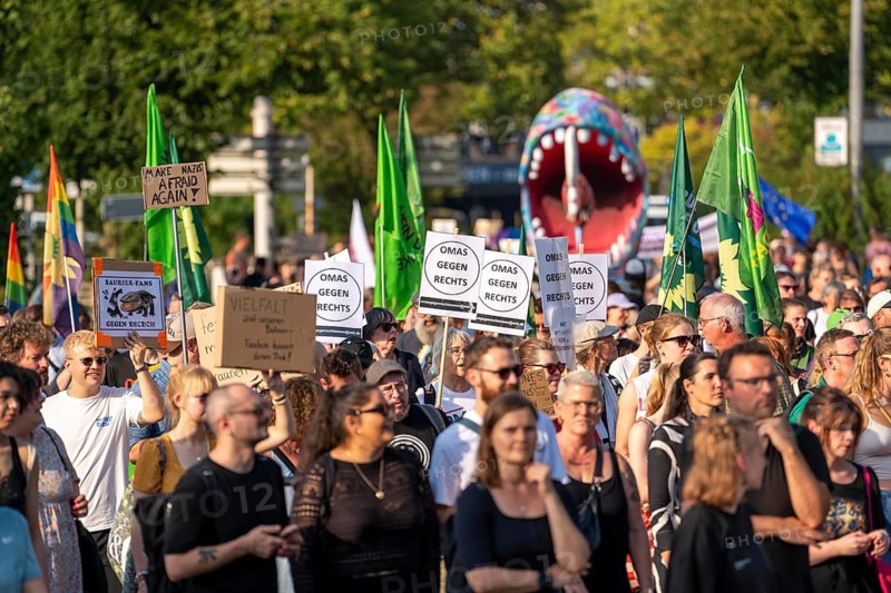 Protests against a so-called citizens' dialogue of the AfD in the Philharmonie in Essen, the employees of the Essen Theatre and Philharmonie have called for it, about 3000 people demonstrated in the municipal park, between Aalto Theatre and Philharmonie against the event, the police sealed off the venue, Essen North Rhine-Westphalia, Germany