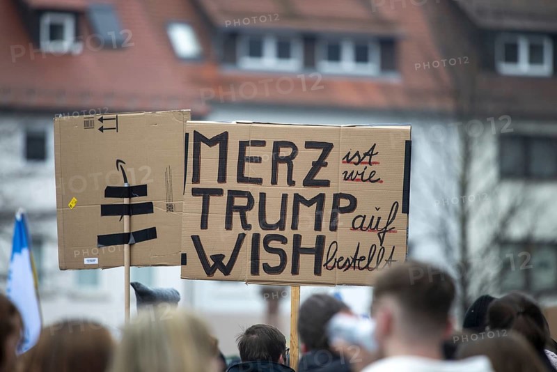 Demonstration against the right, people protest against right-wing extremism and in favour of diversity, Münsterplatz in Ulm, Baden-Württemberg, Germany