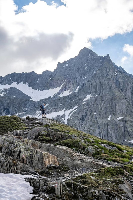 Mountaineer on a hiking trail, ascent to Schönbichler Horn, rocky summit Furtschaglspitze in the background, Berliner Höhenweg, Zillertal Alps, Tyrol, Austria