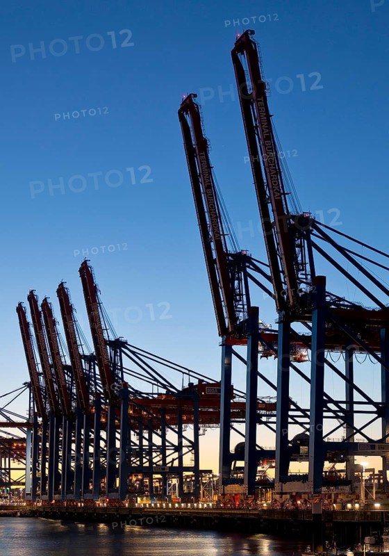 Container Terminal Burchardkai, abbreviated CTB, HHLA's largest terminal in the Port of Hamburg in the evening, Hamburg, Germany