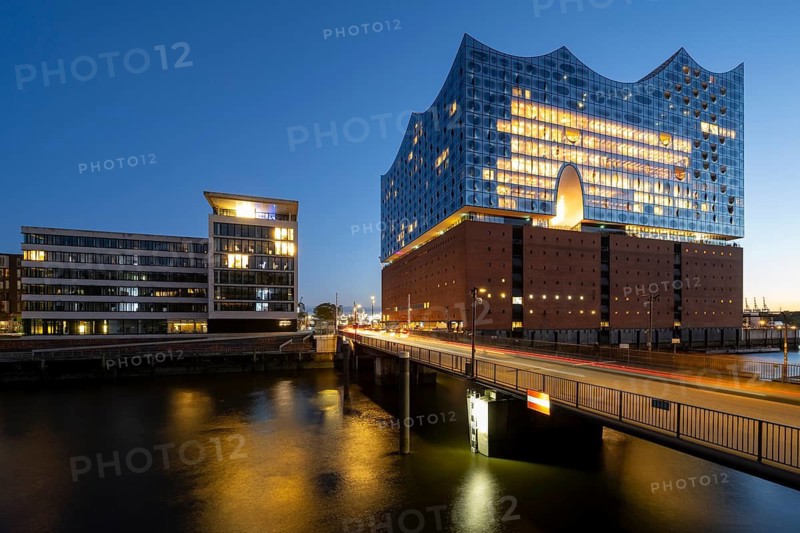 Illuminated Elbe Philharmonic Hall, bridge at Kaiserkai, blue hour, Hafencity, Hamburg, Germany
