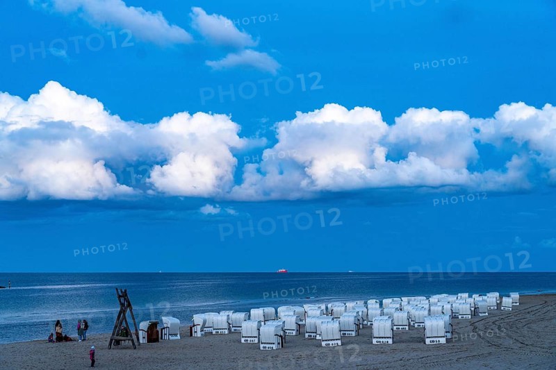 Beach in the evening, with thick storm clouds, near Sellin, beach chairs, island of Rügen, Mecklenburg-Western Pomerania, Germany