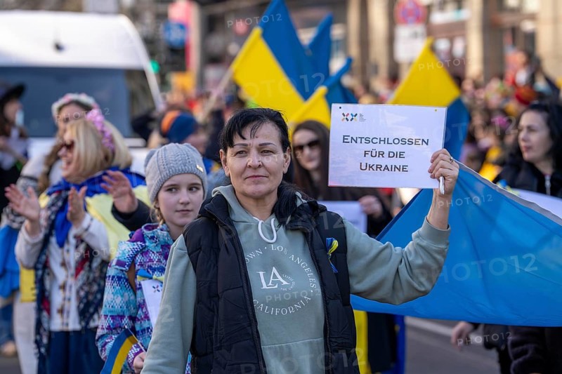 Rose Monday parade in Düsseldorf, foot groups from Ukraine call for support for the country in the war, at the street carnival, North Rhine-Westphalia, Germany