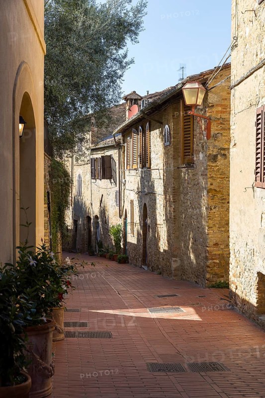 Narrow alleyways in the medieval town of San Gimignano, province of Siena, Tuscany, Italy