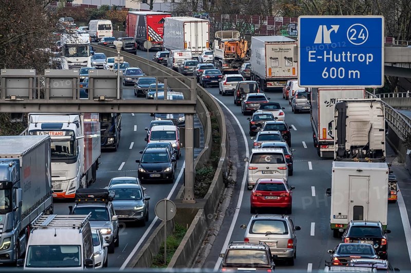 Autobahn A40, Ruhrschnellweg, traffic jams on both roads, at the Ruhrschnellwegstunnel in Essen, rush hour traffic, AS Essen-Huttrop, NR, Germany