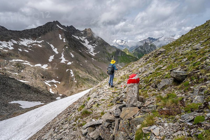Mountaineer on a hiking trail above the Lasnitzental, Lasörling Höhenweg, Lasörlinggruppe, Hohe Tauern National Park, East Tyrol, Tyrol, Austria