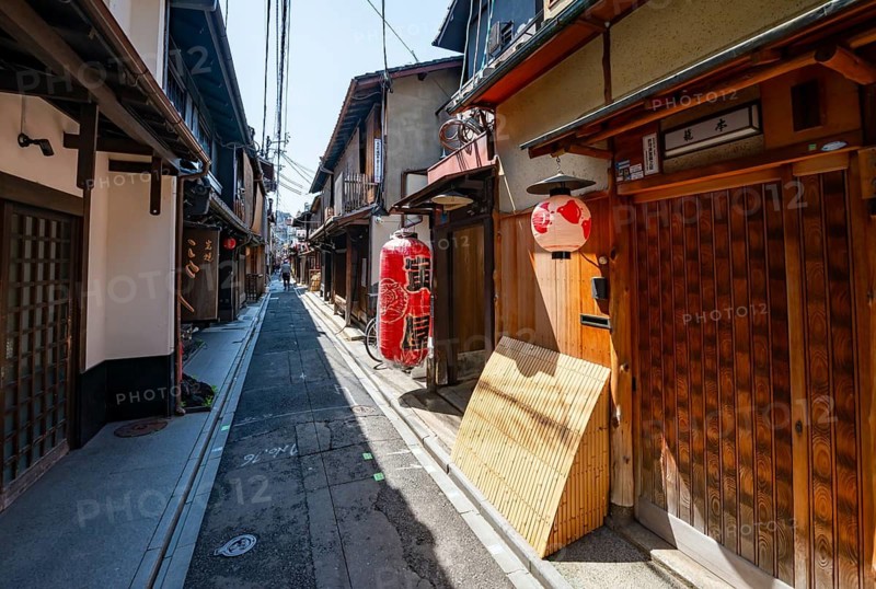 Alley with traditional houses in Gion district, Kyoto, Japan