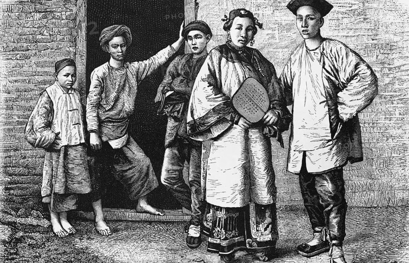 Group of young southern Chinese in front of a house in the province, view from the front, young men and woman, house entrance, Chinese clothing, barefoot, headgear, travelling in Asia, China, historical illustration 1887