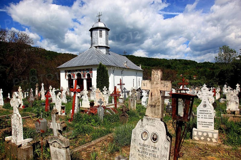 Biserica Sfantul Ierarh Nicolael, Saint Nicholas Church, with cemetery, in the municipality of Bradulet, in Arges County, Romania