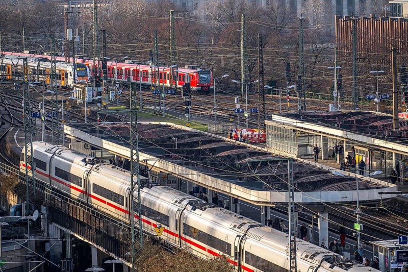 Cologne-Messe/Deutz station, 2nd largest train station in Cologne, transfer station between long-distance and local transport, exhibition station, 8 platform tracks, North Rhine-Westphalia, Germany