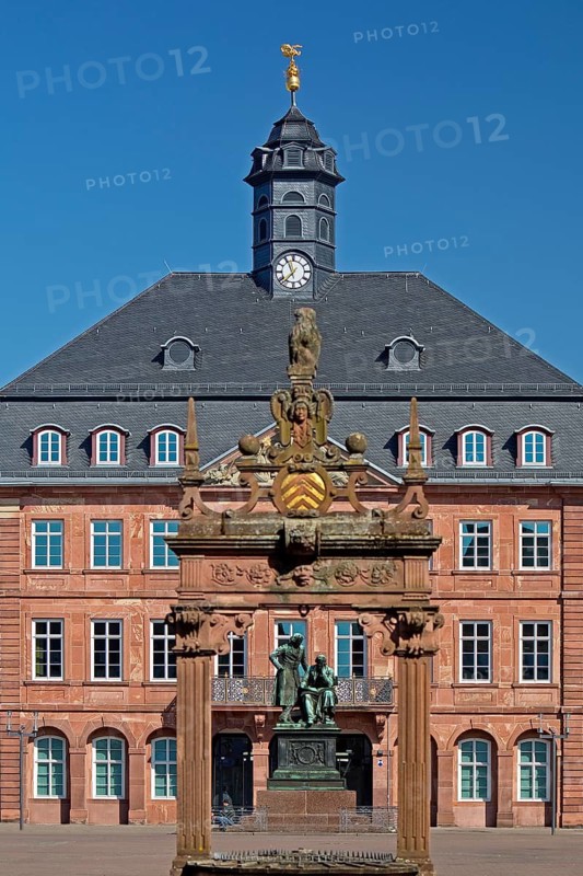 Neustadt Town Hall with the Brothers Grimm National Monument seen through the market fountain, Market Square, Hanau, Hesse, Germany