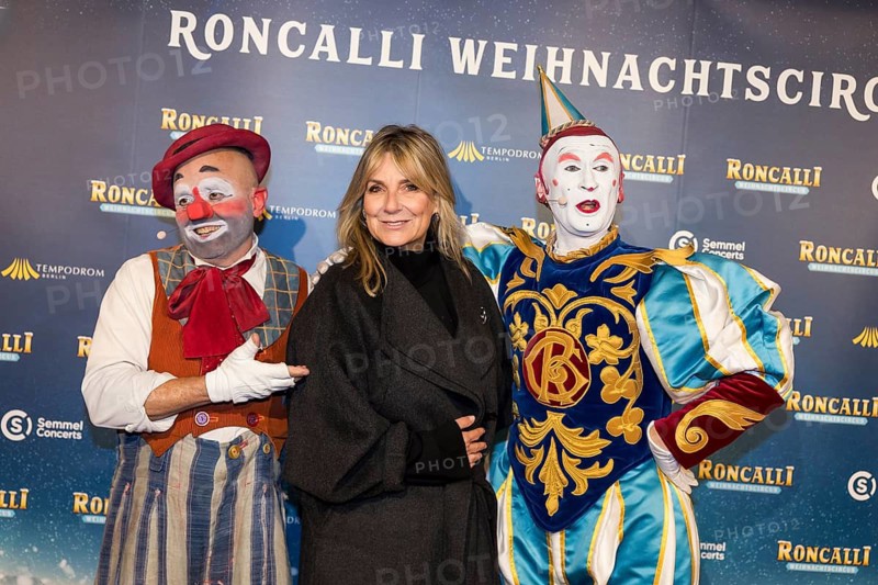 Clown Oriol, Kim Fisher and Clown Gensi at the premiere of the 20th Original Roncalli Christmas Circus in Berlin's Tempodrom on 20 December 2024