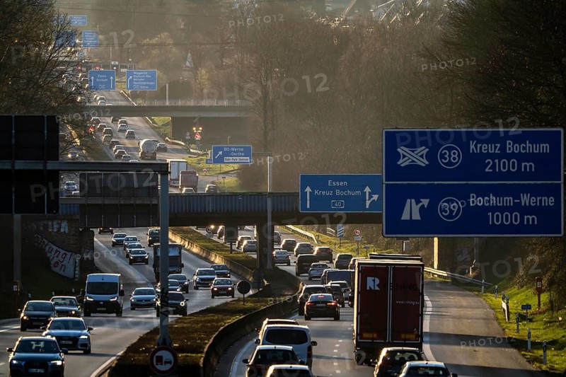 A40 motorway, dense, slow-moving traffic jam, evening traffic at the Bochum Werne junction, North Rhine-Westphalia, Germany