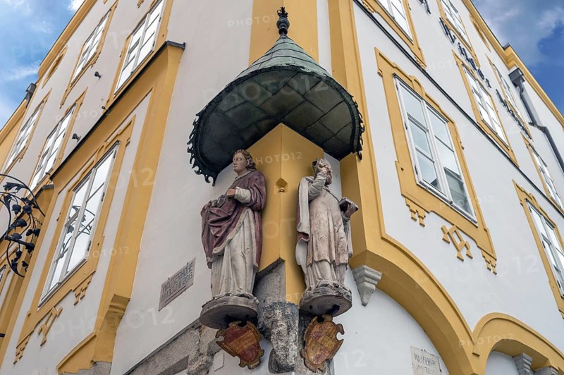 Two figures of saints with canopy on a corner house, Passau, Nieferbayern, Bavaria, Germany