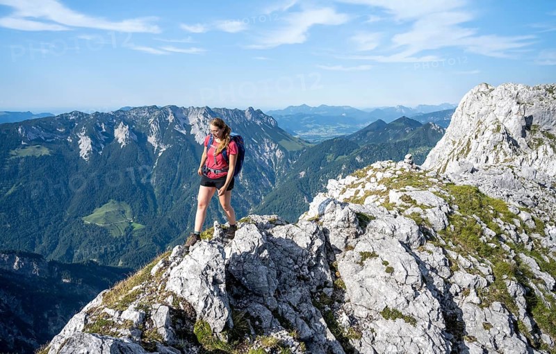 Mountaineer on a ridge path, traversing the Hackenköpfe, behind summit, Scheffauer, rocky mountains of the Kaisergebirge, Wilder Kaiser, Kitzbühler Alps, Tyrol, Austria