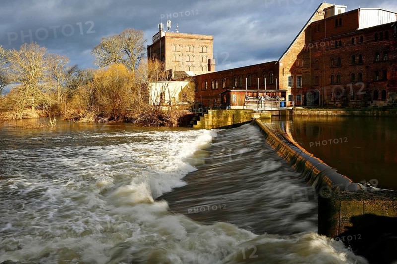 Overflowed weir of the Jonitzer Mulde near Dessau, historic watermill, Jonitzer Mühle, Middle Elbe Biosphere Reserve, Dessau-Roßlau, Saxony-Anhalt, Germany