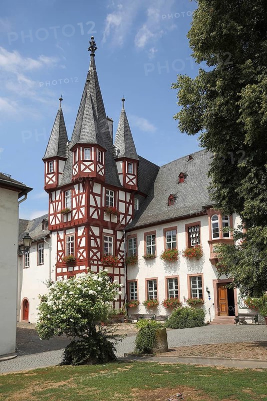 Historic Brömserhof and Siegfried's Mechanical Music Cabinet, half-timbered house with tower, Rüdesheim, Upper Middle Rhine Valley, Taunus, Rheingau, Hesse, Germany