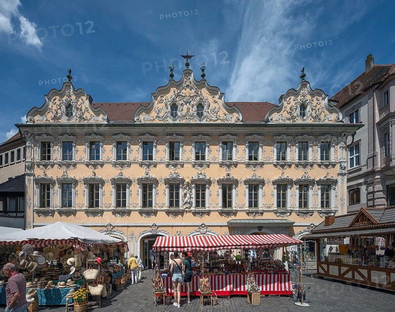 Market stalls in front of the Haus Zum Falken, Rockoko façade since 1751, market square, Würzburg, Lower Franconia, Bavaria, Germany