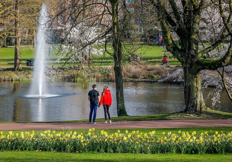 Walkers in the city garden in times of the corona crisis, Essen, Ruhr area, North Rhine-Westphalia, Germany
