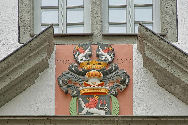 Coat of arms with the year 1665 on the portal, lion figure with crown, Roman numeral, detail, Waldeerdorffer Hof, old town, Limburg, Hesse, Germany