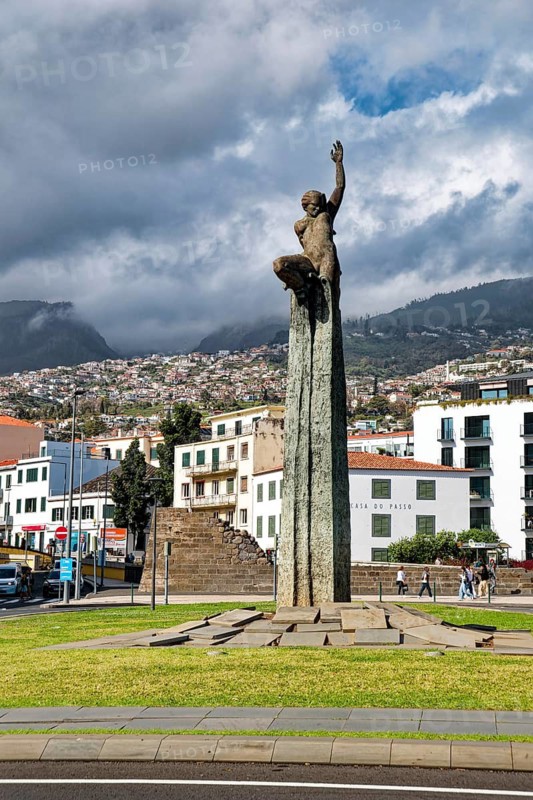 Monument to Autonomy, Monumento à Autonomia, bronze statue in Autonomy Square, Praça da Autonomia, Funchal, Madeira, Portugal