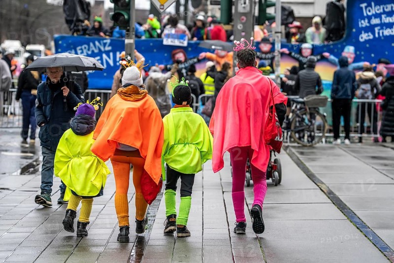 Rose Monday procession in Düsseldorf, family in costume moving, North Rhine-Westphalia, Germany