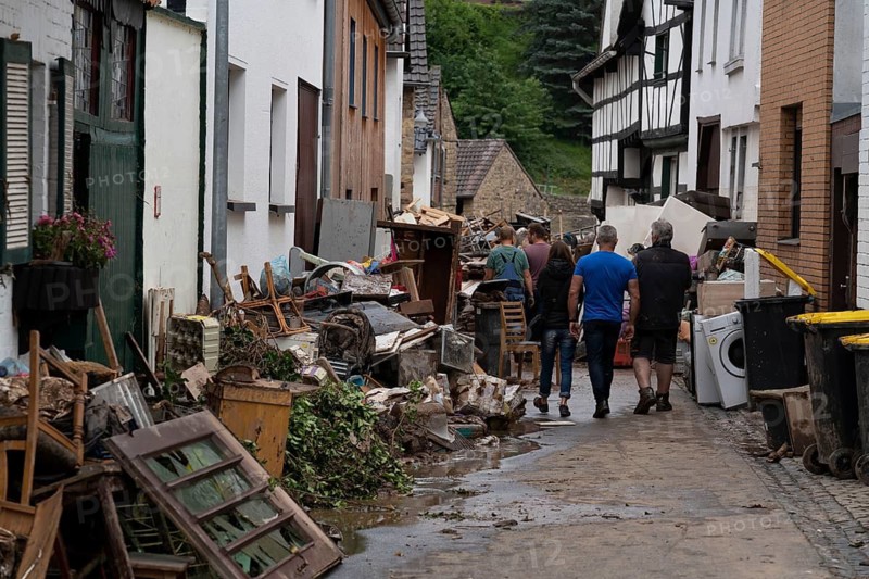 Flood in North Rhine-Westphalia, the village of Iversheim on the Erft was almost completely flooded Damage to almost all buildings and the road, clean-up work, Iversheim, district of Bad Münstereifel, North Rhine-Westphalia, Germany