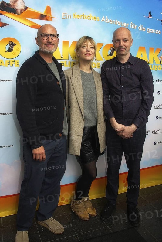 Benno Fürmann, Heike Makatsch, director and writer Veit Helmer, AKIKO DER FLIEGENDE AFFE (cinema release: 05.06.2025), Photo Call for the Berlin premiere at the Filmtheater am Friedrichshain, Berlin, 25.05.2025