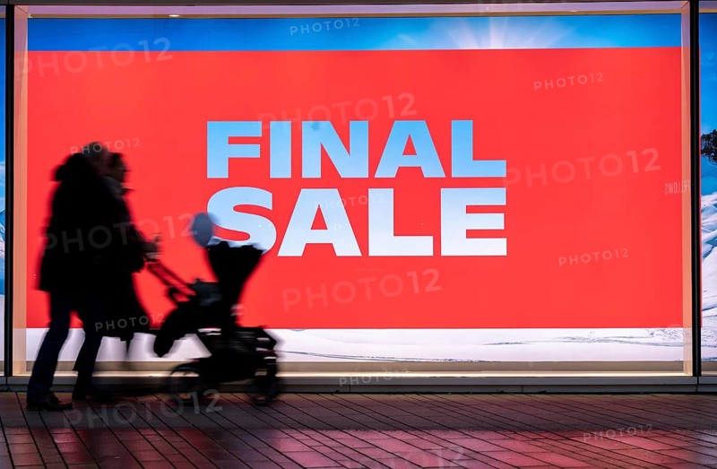 Final Sale, Clothing department stores' on Schadowstraße, large poster in the shop window advertising the winter sale, rainy weather, Düsseldorf, North Rhine-Westphalia, Germany