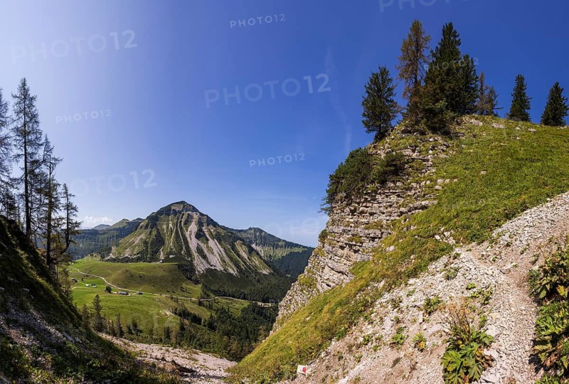 Hiking trail to the Holzeck with a view of the Genneralm and Gennerhorn, Osterhorn group, Salzkammergut, Salzburg province, Austria