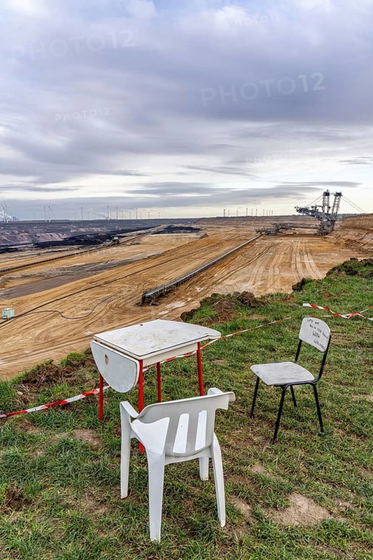 Edge of the Garzweiler II open-cast lignite mine, excavator, at the village of Lützerath, the last village to be excavated, North Rhine-Westphalia, Germany