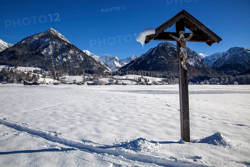 Winter landscape in the snow, wayside cross, mountains of the Allgäu Alps behind, Oberstdorf, Oberallgäu, Allgäu, Bavaria, Germany