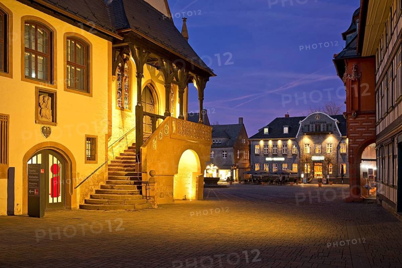 View with the late Gothic town hall of Goslar in the evening towards the market, Old Town, UNESCO World Heritage Site, Lower Saxony, Germany