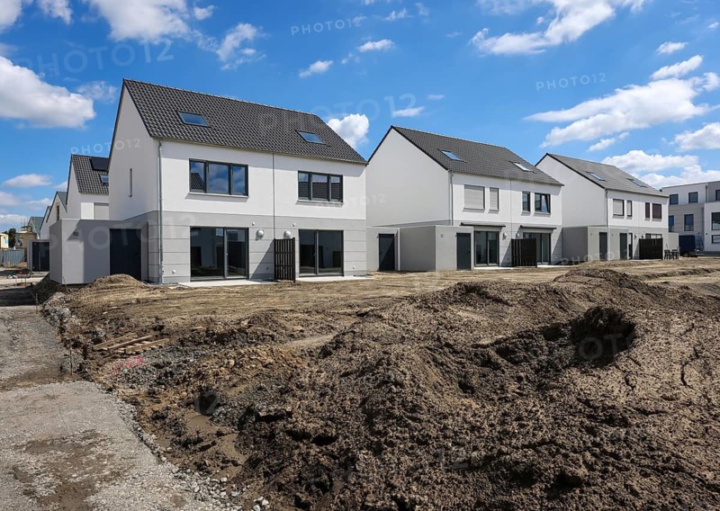 Castrop-Rauxel, North Rhine-Westphalia, Germany, Housing development in the Ruhr region. New-build neighbourhood with semi-detached and terraced houses to the energy-saving KfW Efficiency House Standard 55
