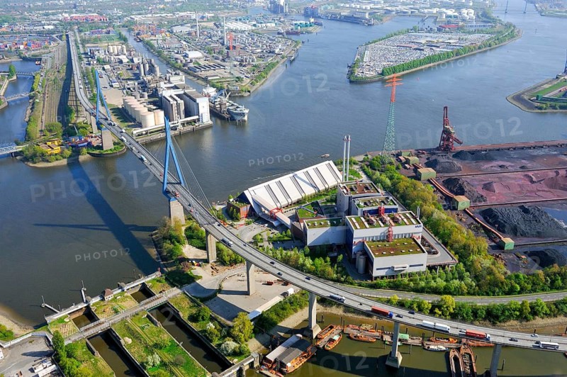 Aerial view of the MV Rugenberger Damm waste incineration plant, Köhlbrand, Köhlbrand Bridge, waste, waste disposal, waste gases, CO2, energy, energy supply, disposal, district heating, carbon dioxide, waste, waste incineration, waste incineration plant, MVR, smoke, smoke development, chimneys, chimneys, environment, harbour, Hamburg, Germany