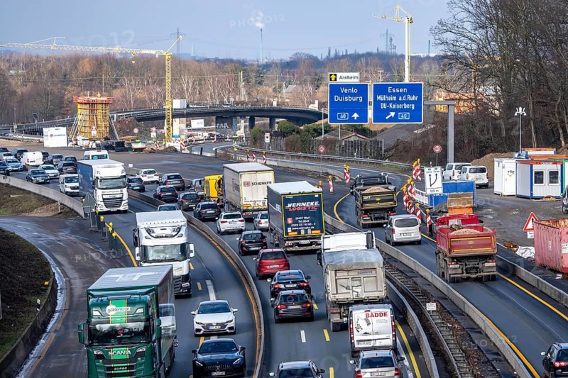 A3 motorway at the Duisburg-Kaiserberg interchange, constricted lanes, heavy traffic, complete conversion and construction of the A3 and A40 intersections, all bridges, ramps, roads are renewed and partly extended, 8-year construction period, railway bridges running there will also be renewed, North Rhine-Westphalia, Germany