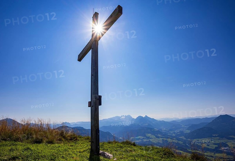 Summit cross on the Einberg with a view of the Dachstein massif, Osterhorn group, Salzkammergut, Salzburg province, Austria