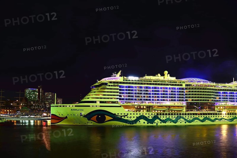 Europe, Germany, Hamburg, Elbe, View over the Elbe to the St. Pauli Landungsbrücken, Skyline St. Pauli at night, Passenger ship AIDAprima, AIDA, prima, Hamburg, Hamburg, Federal Republic of Germany