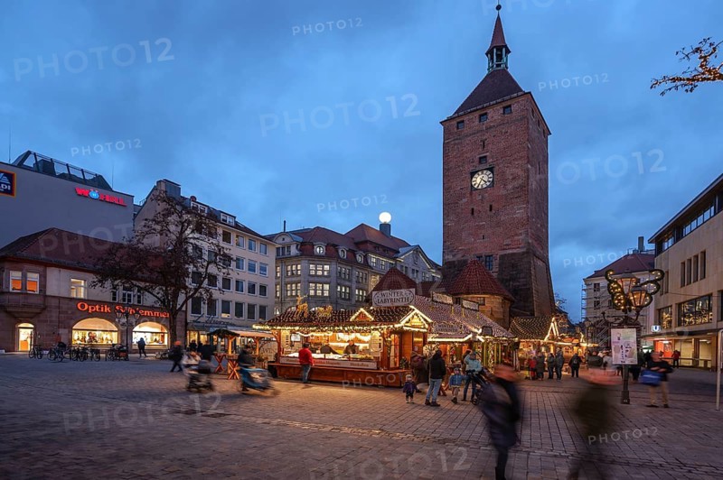 Christmas market, winter night at Jakobsplatz, behind the White Tower, Nuremberg, Middle Franconia, Bavaria, Germany