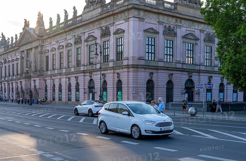 Road traffic and pedestrians on the carriageway in Berlin-Mitte, Unter den Linden, Berlin, Germany