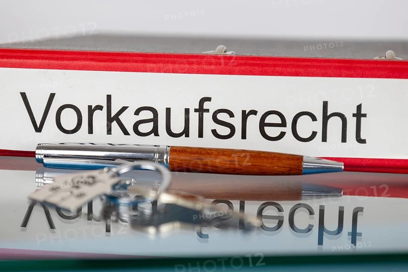Pre-emption right Symbolic image: Close-up of a folder with the inscription PRE-EMPTION RIGHT