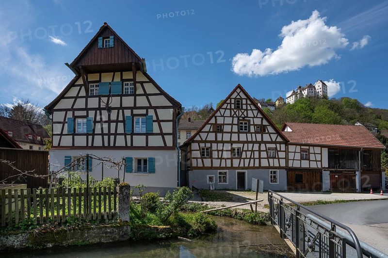 Historic Franconian half-timbered houses, Egloffstein Castle in the background, Egloffstein, Upper Franconia, Bavaria, Germany