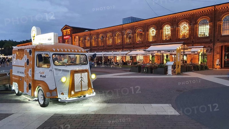 Illuminated food truck on a historic square in the evening atmosphere, Manufaktura, Lódz, Lodz, Lodz, Poland
