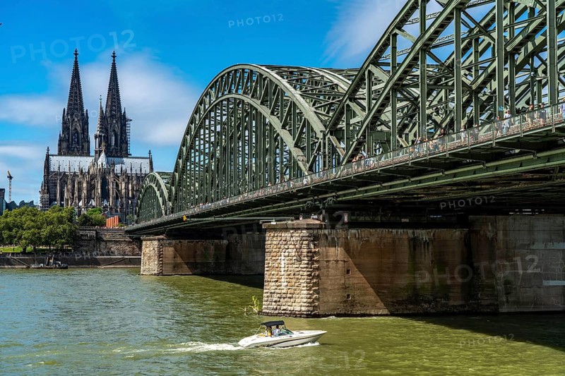 Cologne Cathedral, view from Deutzer Ufer, Hohenzollern Bridge, railway bridge over the Rhine, Cologne, North Rhine-Westphalia, Germany