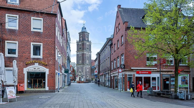 Coesfeld, North Rhine-Westphalia, Germany - Pedestrian zone in times of the corona pandemic, Coesfeld district starts as a model region in North Rhine-Westphalia with relaxations, shopping is possible again without prior appointment, St. Lamberti church at the back
