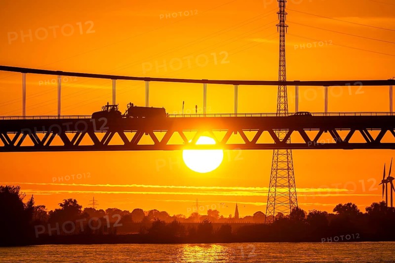 Traffic on the Rhine bridge Emmerich, federal road B220, evening light, with 803 m the longest suspension bridge in Germany shortly in front of the Dutch border, Rhine kilometre 853, 2 it is the northernmost German Rhine bridge, North Rhine-Westphalia, Germany