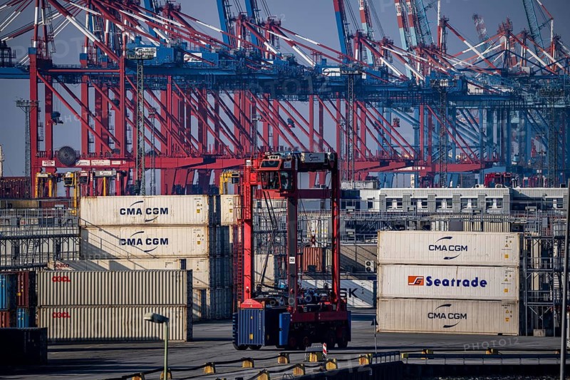 Container terminal in the seaport of Bremerhaven, Eurogate Container Terminal with almost 50 container gantry cranes, cranes, on a length of over 4 KM at the mouth of the Weser, straddle carriers bring the containers to and from the container ships, or store them between, Bremerhaven, Bremen, Germany