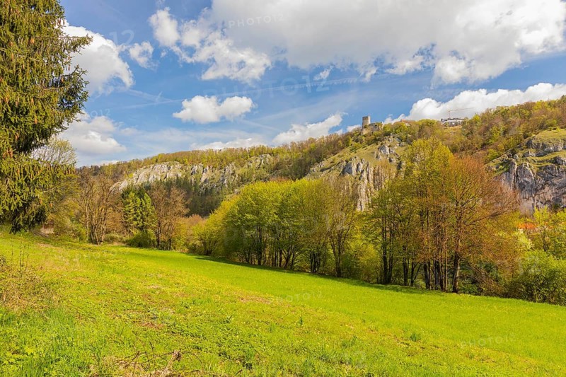 Randeck Castle is the ruin of a hilltop castle at 490 m above sea level on the northern edge of the valley of the Altmühl on a rocky outcrop above the market town of Essing in the Lower Bavarian district of Kelheim in Bavaria